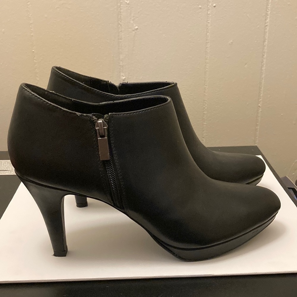 Liz Claiborne Black Ankle Booties